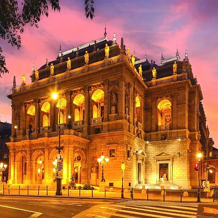 Cloud Gozsdu Apartment